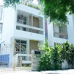 Maplewood Guest House, Neeti Bagh, New Delhiit Is A Boutiqu Guest House - Room 5